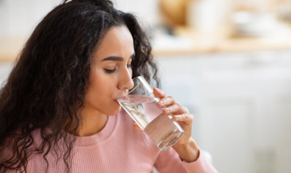 does drinking water help with bloating