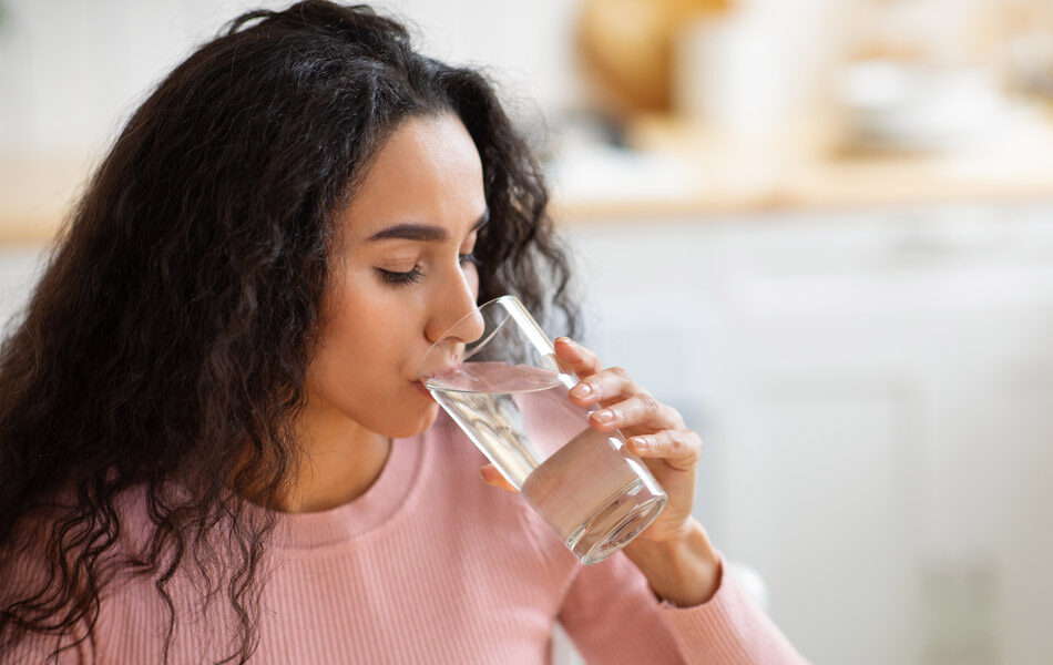 does drinking water help with bloating